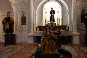 Side chapel with life-sized sculptures at Iglesia de Santiago.