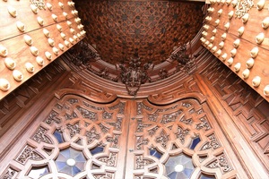 The mahogany entrance to Iglesia de Santa María.