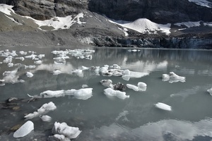 Mini icebergs in Clariden Gletscherseeli (c) nupursworld.com