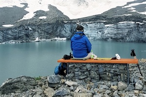 Good vantage point and picnic bench overseeing Gletscherseeli (c) nupursworld.com